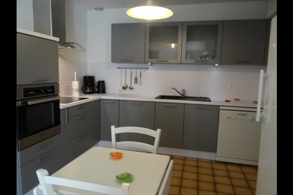 Cuisine avec grande baie, accès terrasse (Sud)