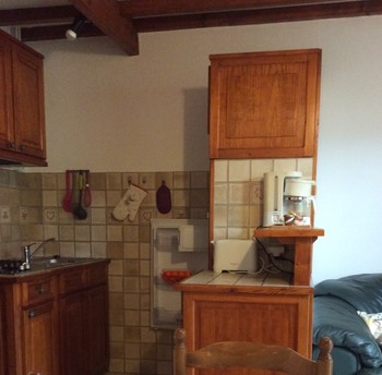 cuisine équipée réfrigérateur, four micro-onde, cafetière, grille-pain, bouilloire.