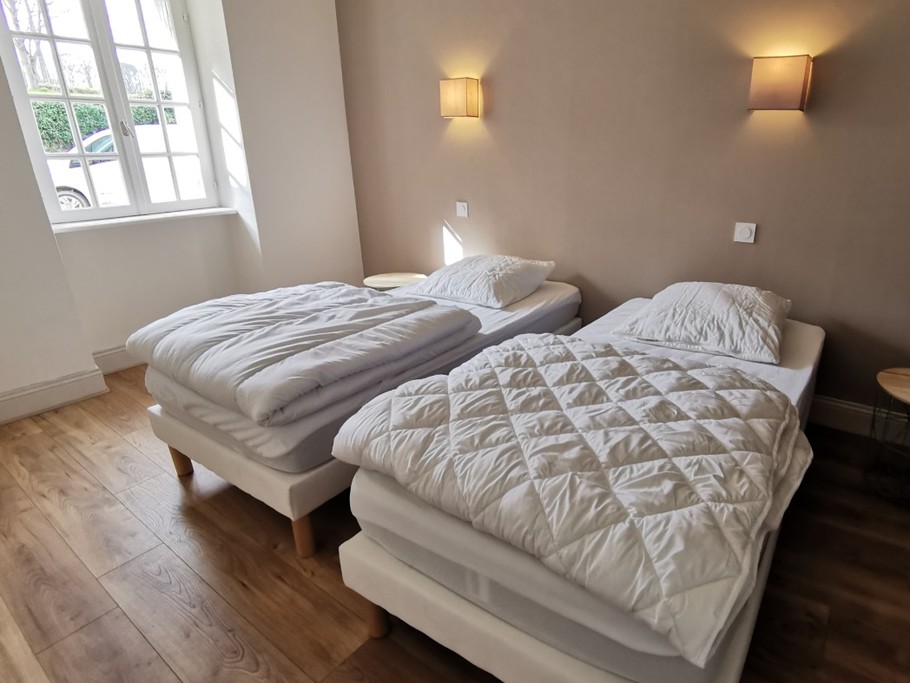 Chambre au RDC avec 2 lits 90