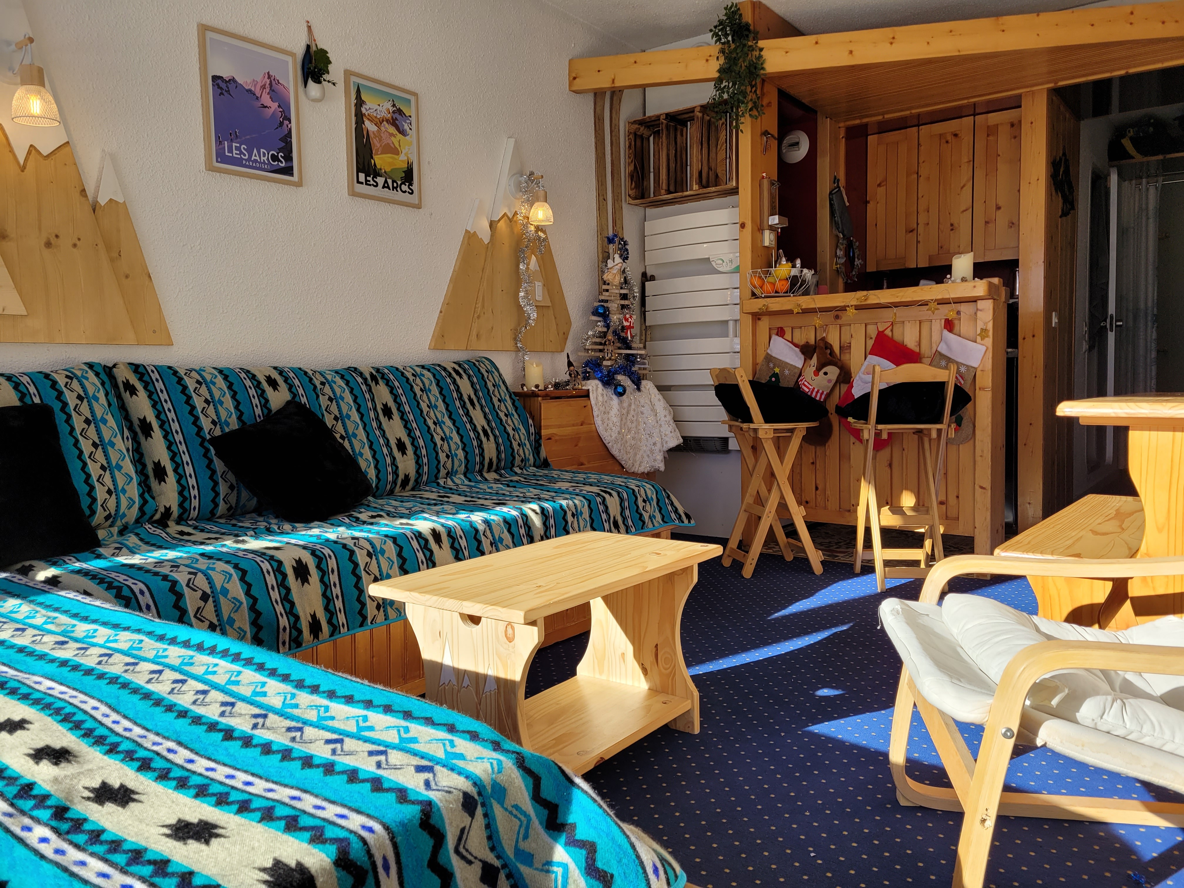 Séjour salon ensoleillé de la toute fin de matinée au milieu d après-midi