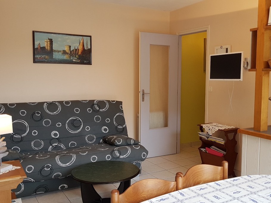 L'espace salon avec couchage sur le canapé convertible - Appartement "Le Beaulieu"