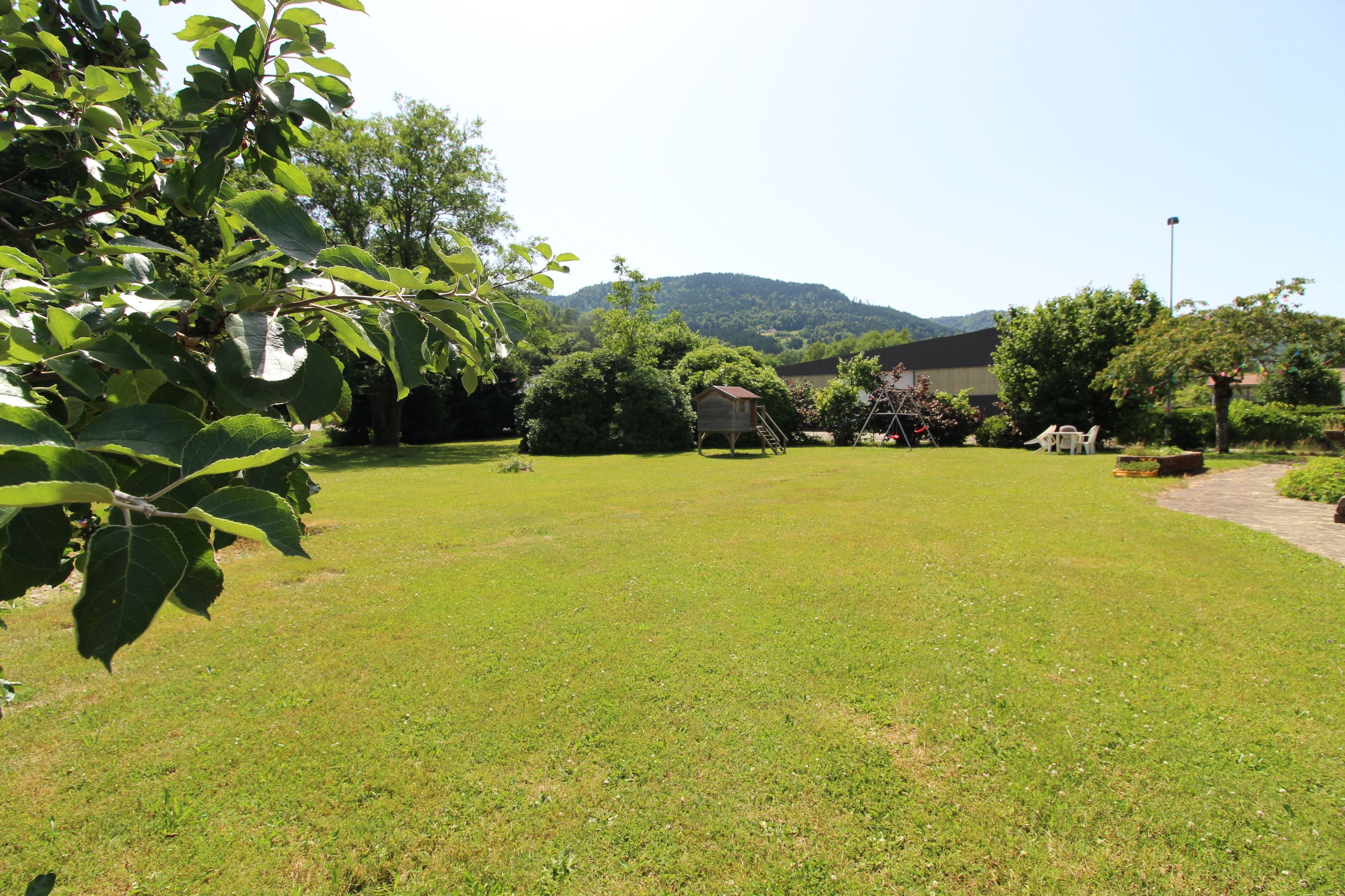 Jardin - Salon/ séjour - Gîte La Moselotte à Saulxures-sur-Moselotte – Proche Lac & Voie Verte