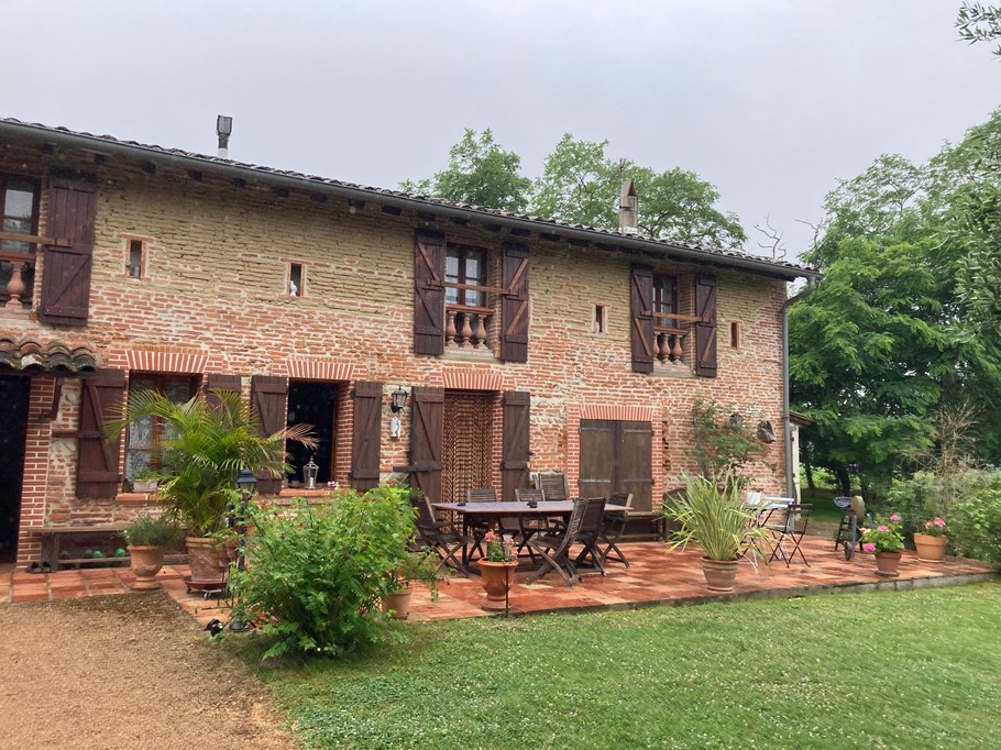 3 guest rooms nearby