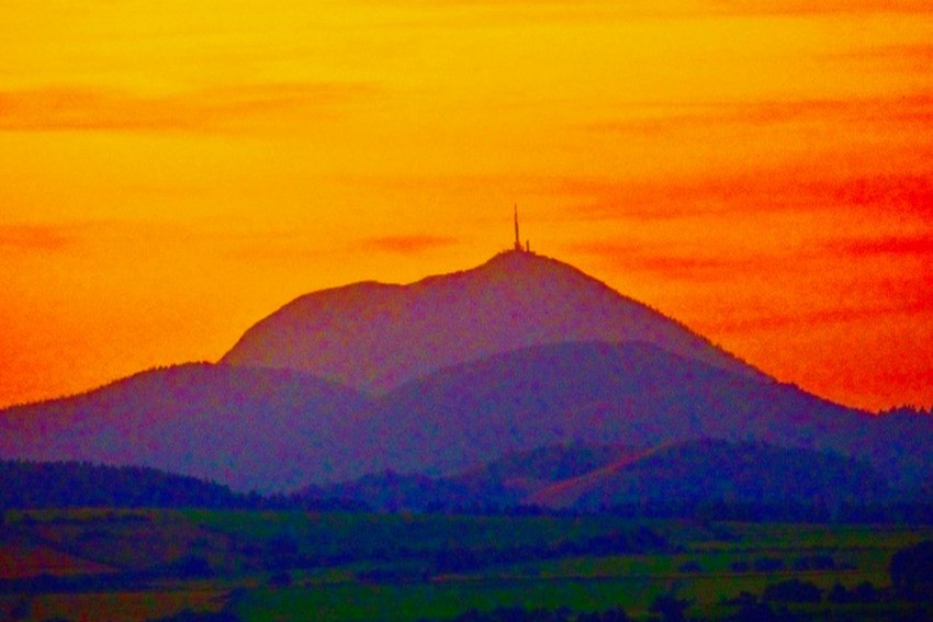 Coucher de soleil sur le Puy de Dôme avec couleurs fantatisques
