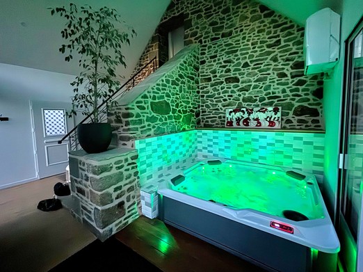 Ancien escalier appartenant à la bâtisse d'époque entièrement rénové et intégré au patio de la rénovation. SPA entièrement à disposition d'une capacité de 6 personnes. Jeux lumineux.