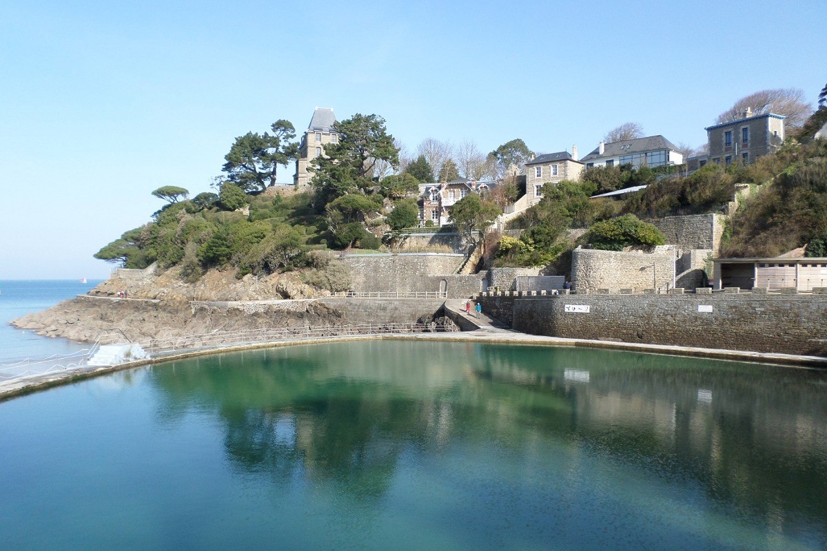 Dinard la piscine et la " Promenade du clair de lune"
