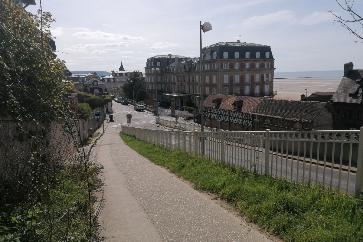 Chemin descendant à la plage