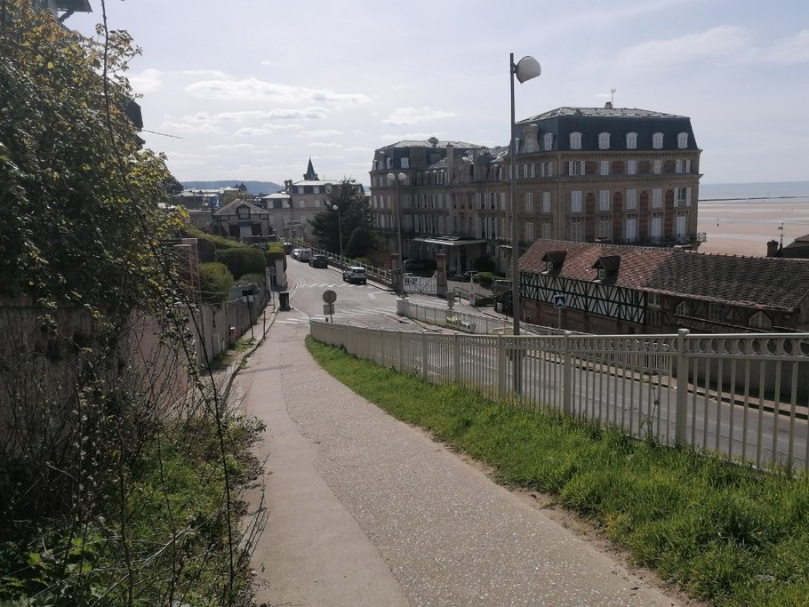 Chemin descendant à la plage