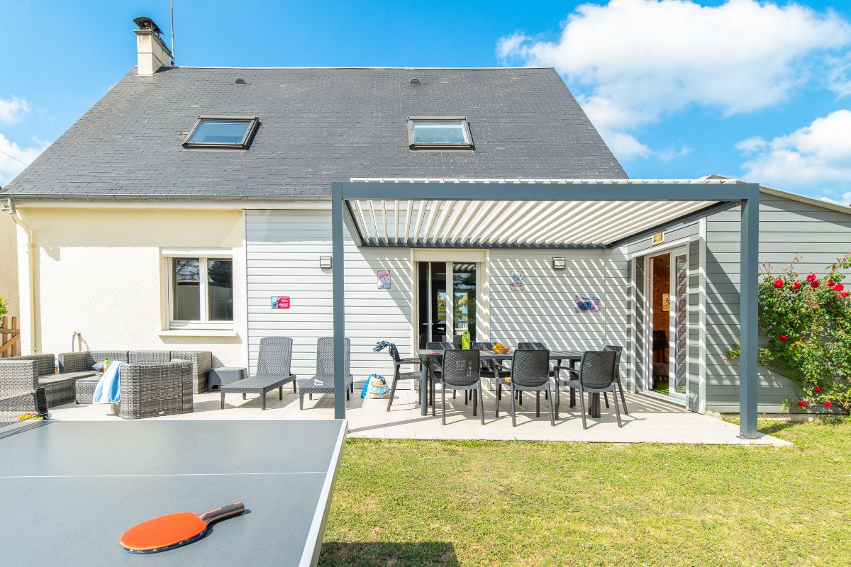 Pergola bio-climatique - Terrasse avec canapé - relax - barbecue weber