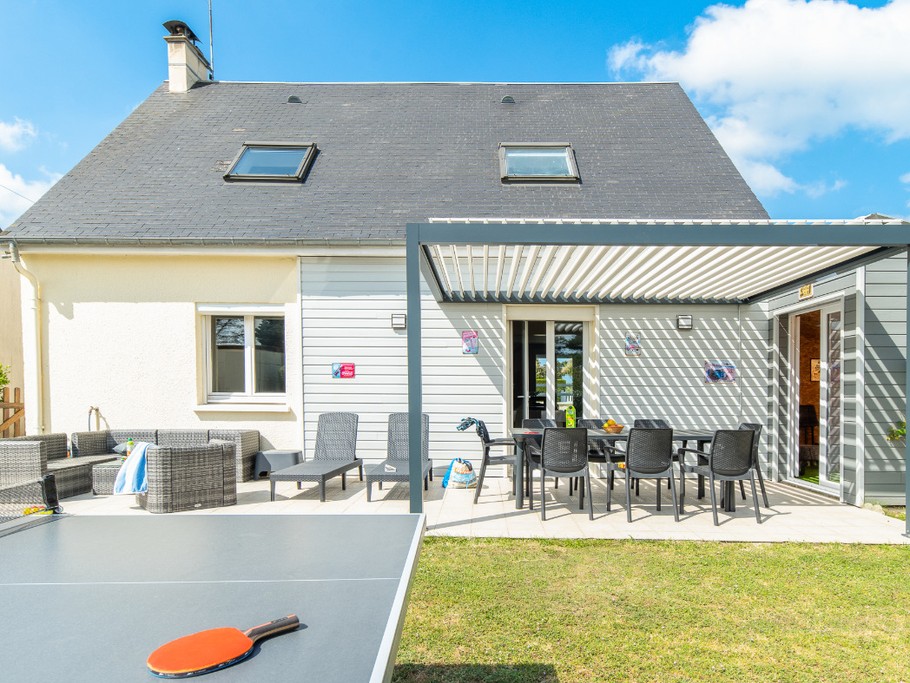 Pergola bio-climatique - Terrasse avec canapé - relax - barbecue weber