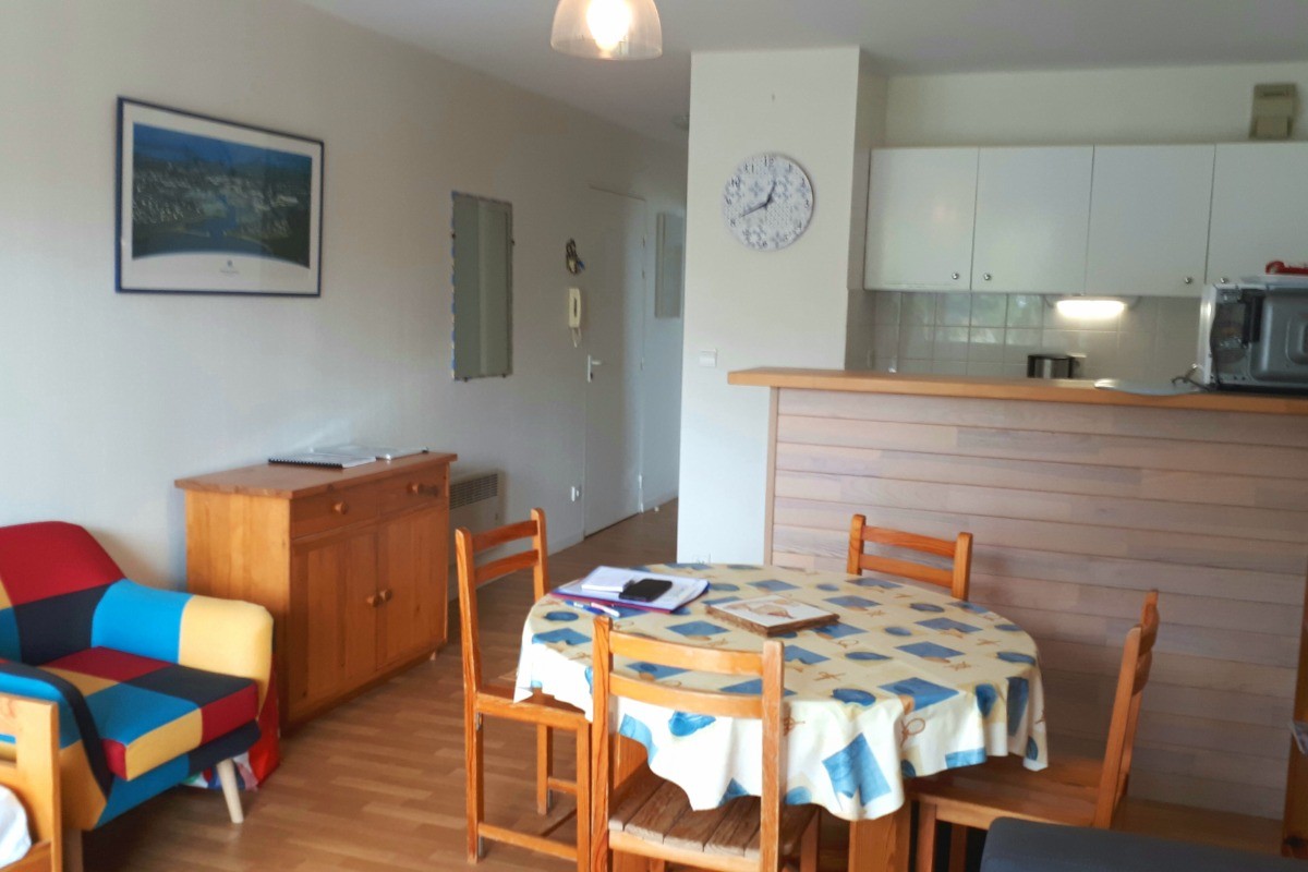 Vue sur la cuisine depuis le salon