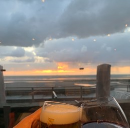 WIMEREUX : UNE DES RARES DIGUES AVEC AUTANT DE RESTAURANTS FACE A LA MER