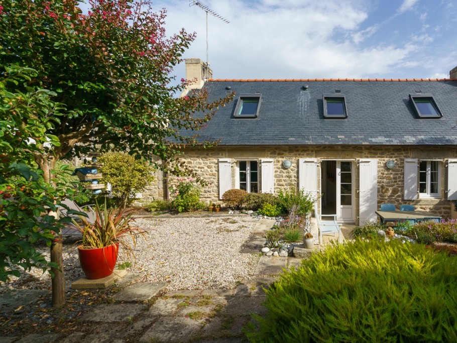 Maison en pierre avec sa terrasse et jardin privatif clos