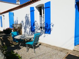 Cour avec salon de jardin