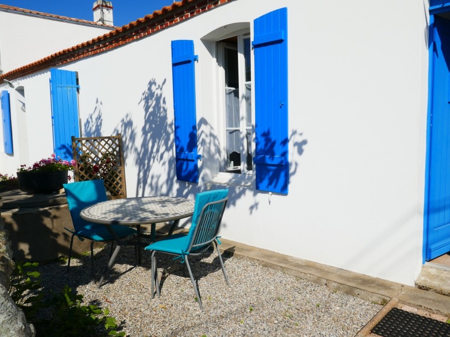 Cour avec salon de jardin