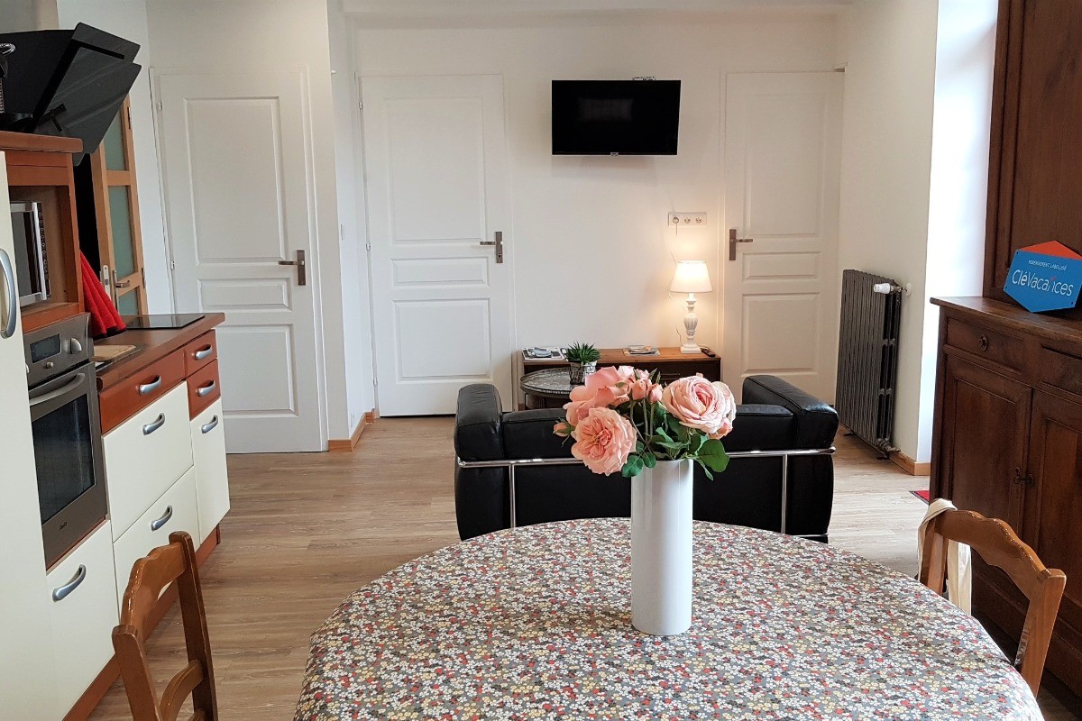 Studio de 36m² avec cour de 12m². 
Pièce de vie avec coin couchage, coin séjour, coin salon, rangements. 
Crédits photos : Clévacances 35