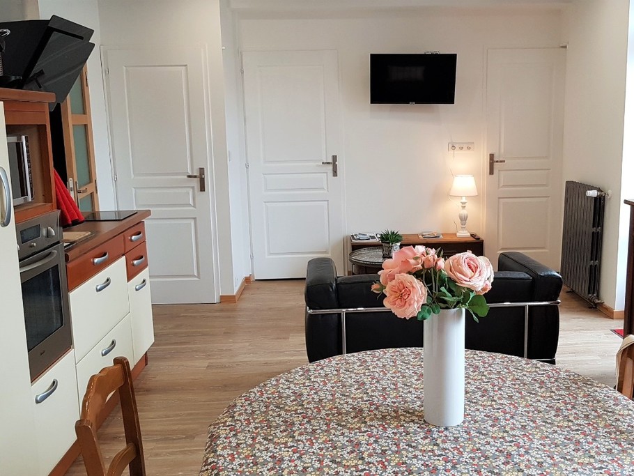 Studio de 36m² avec cour de 12m². 
Pièce de vie avec coin couchage, coin séjour, coin salon, rangements. 
Crédits photos : Clévacances 35