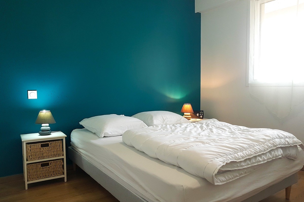 Chambre de 11,7 m² pour 2 personnes (lit 140 cm) avec dressing. Vue sur la cour intérieure de la résidence.