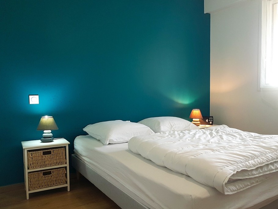 Chambre de 11,7 m² pour 2 personnes (lit 140 cm) avec dressing. Vue sur la cour intérieure de la résidence.