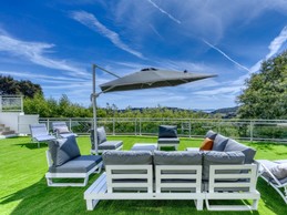 Salon de jardin avec vue panoramique sur la mer et la baie de Cavalaire-sur-Mer