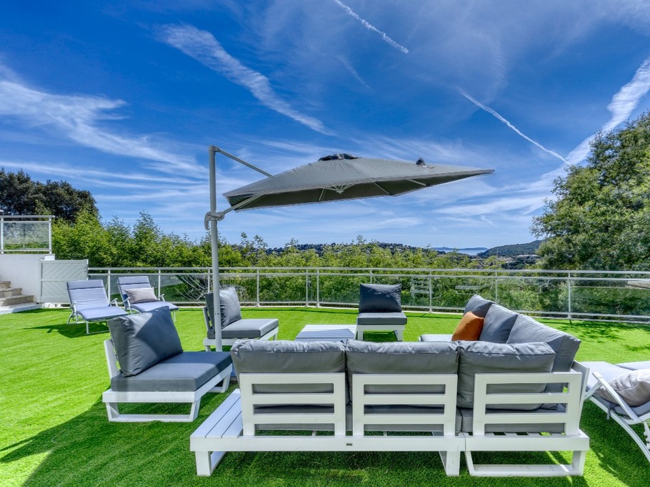 Salon de jardin avec vue panoramique sur la mer et la baie de Cavalaire-sur-Mer