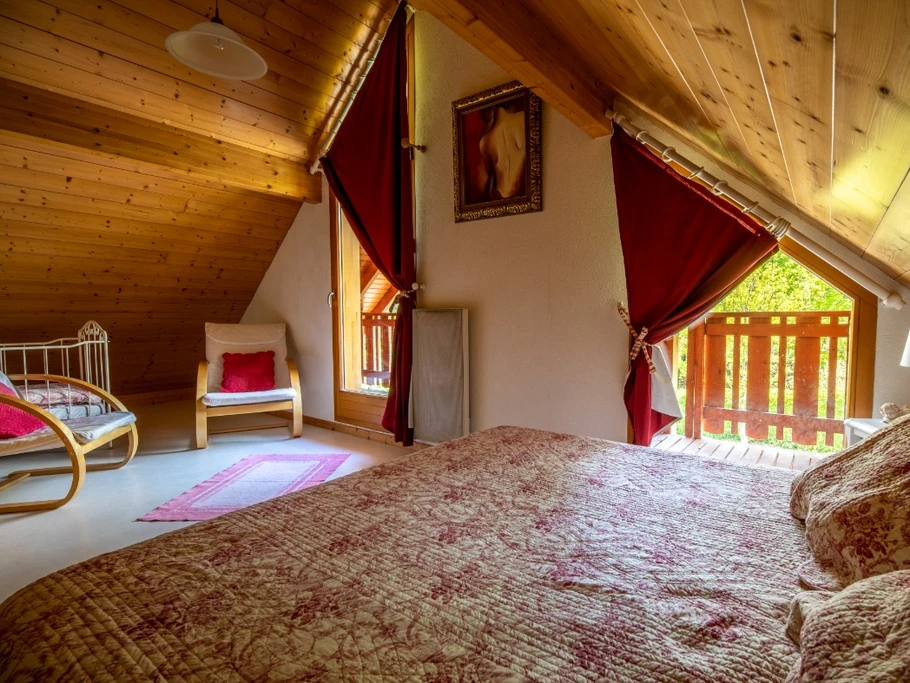 Toujours la chambre parentale et le balcon,