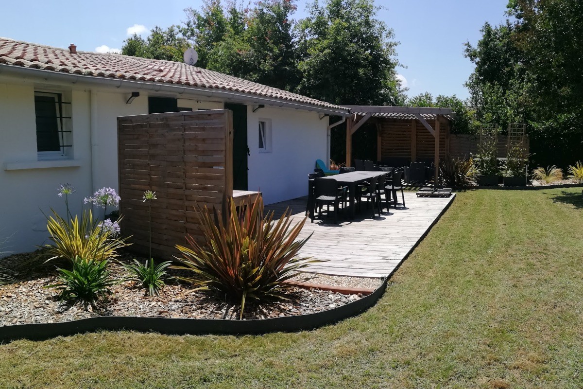 Coin repas avec plancha et barbesue