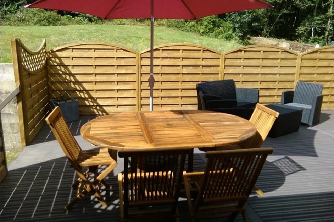 Terrasse avec salon de jardin