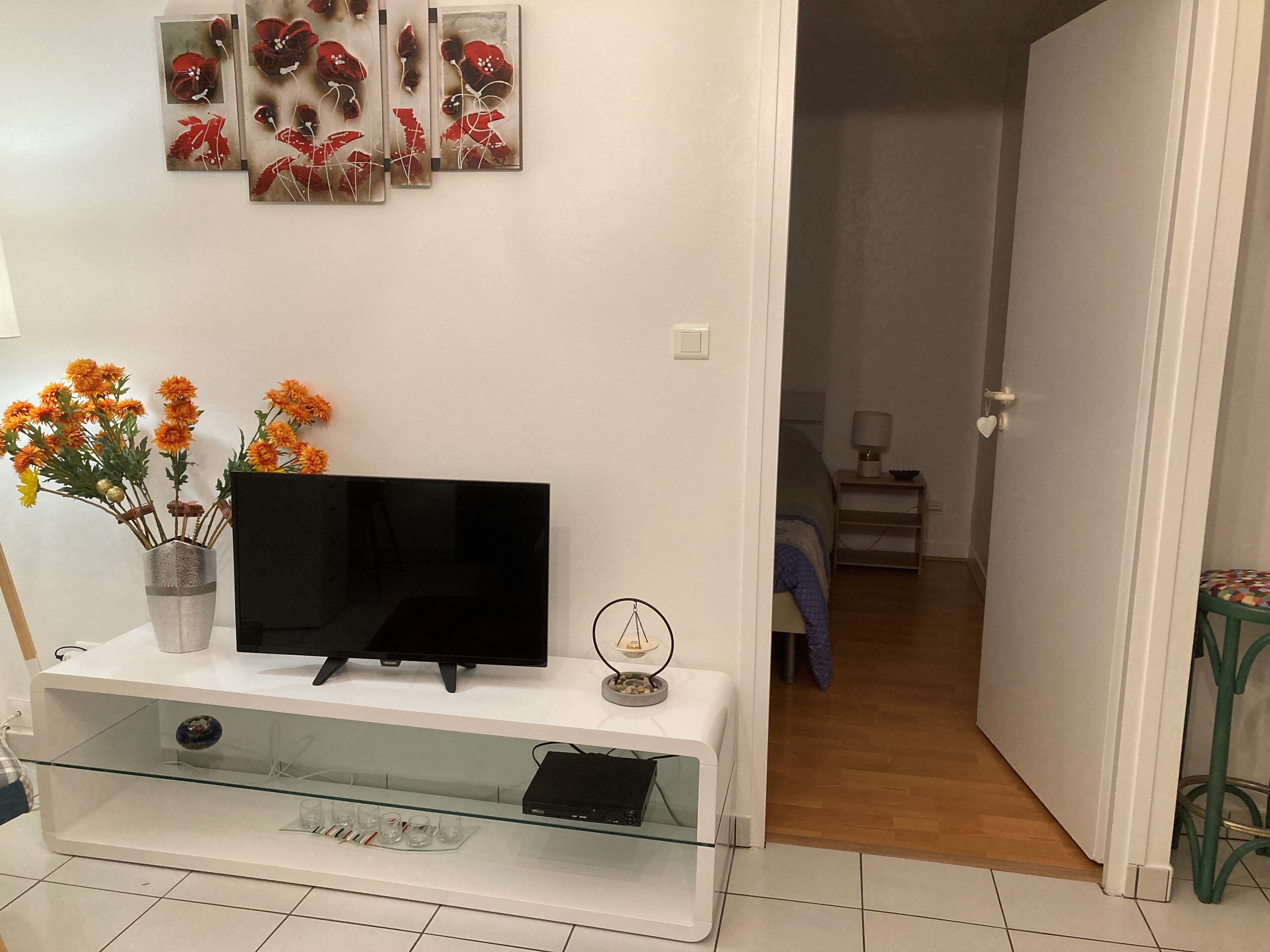 Meuble TELE , lecteur DVD ...