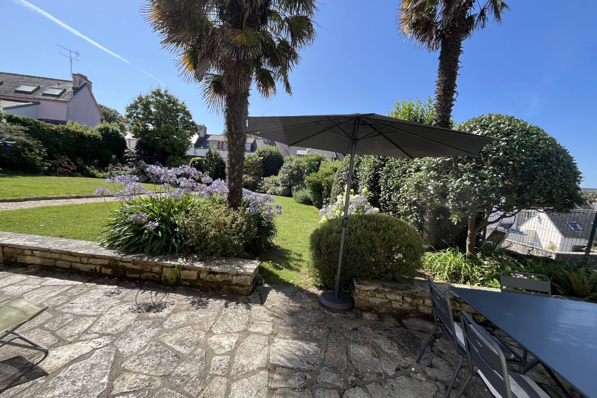 Jardin arborée avec terrasse et salon de jardin