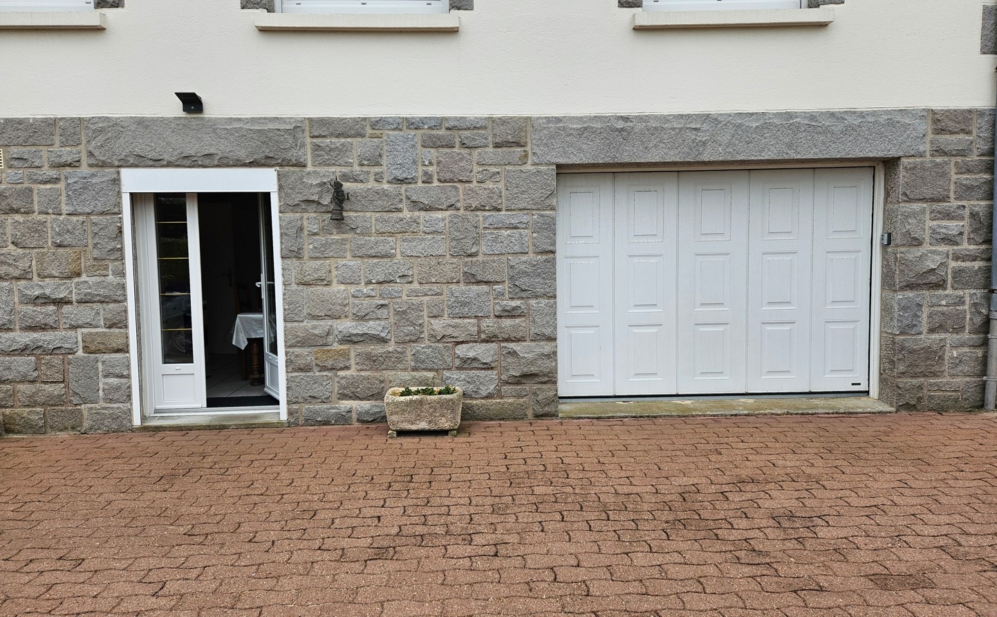 Façade arrière de la maison d'hôtes, avec entrée privative, garage sécurisé pour vos vélos, motos, terrasse et jardin à vos disposition et sans vis-à-vis. 
