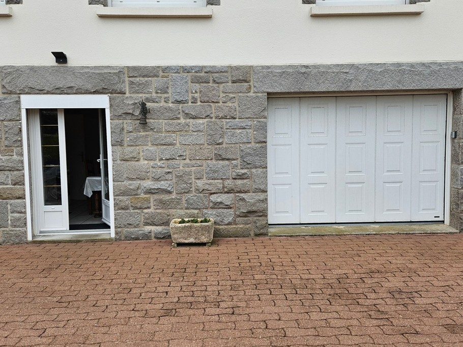 Façade arrière de la maison d'hôtes, avec entrée privative, garage sécurisé pour vos vélos, motos, terrasse et jardin à vos disposition et sans vis-à-vis.