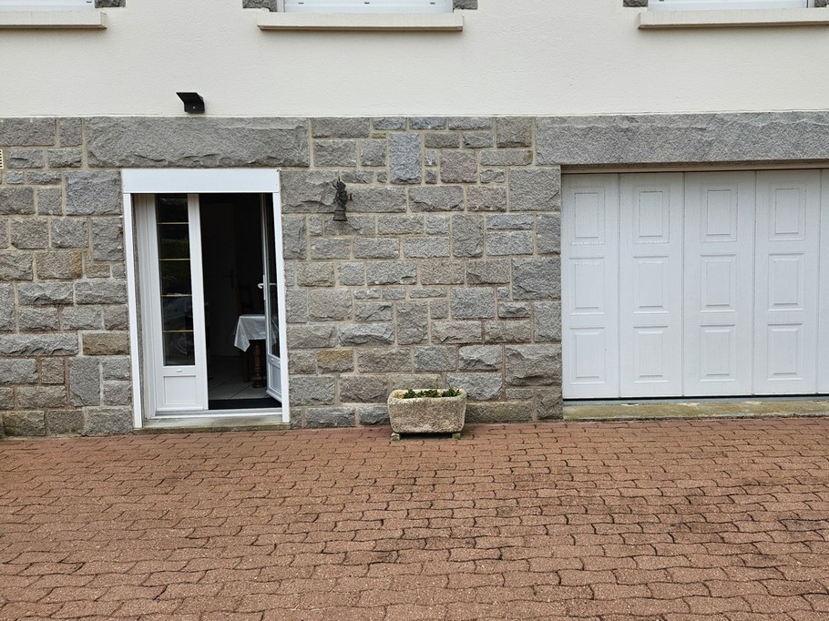 Façade arrière de la maison d'hôtes, avec entrée privative, garage sécurisé pour vos vélos, motos, terrasse et jardin à vos disposition et sans vis-à-vis.