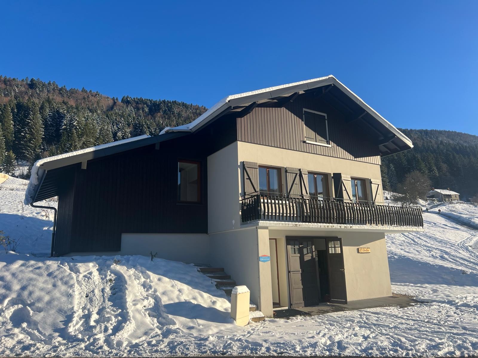 Chalet ensoleillé sous la neige