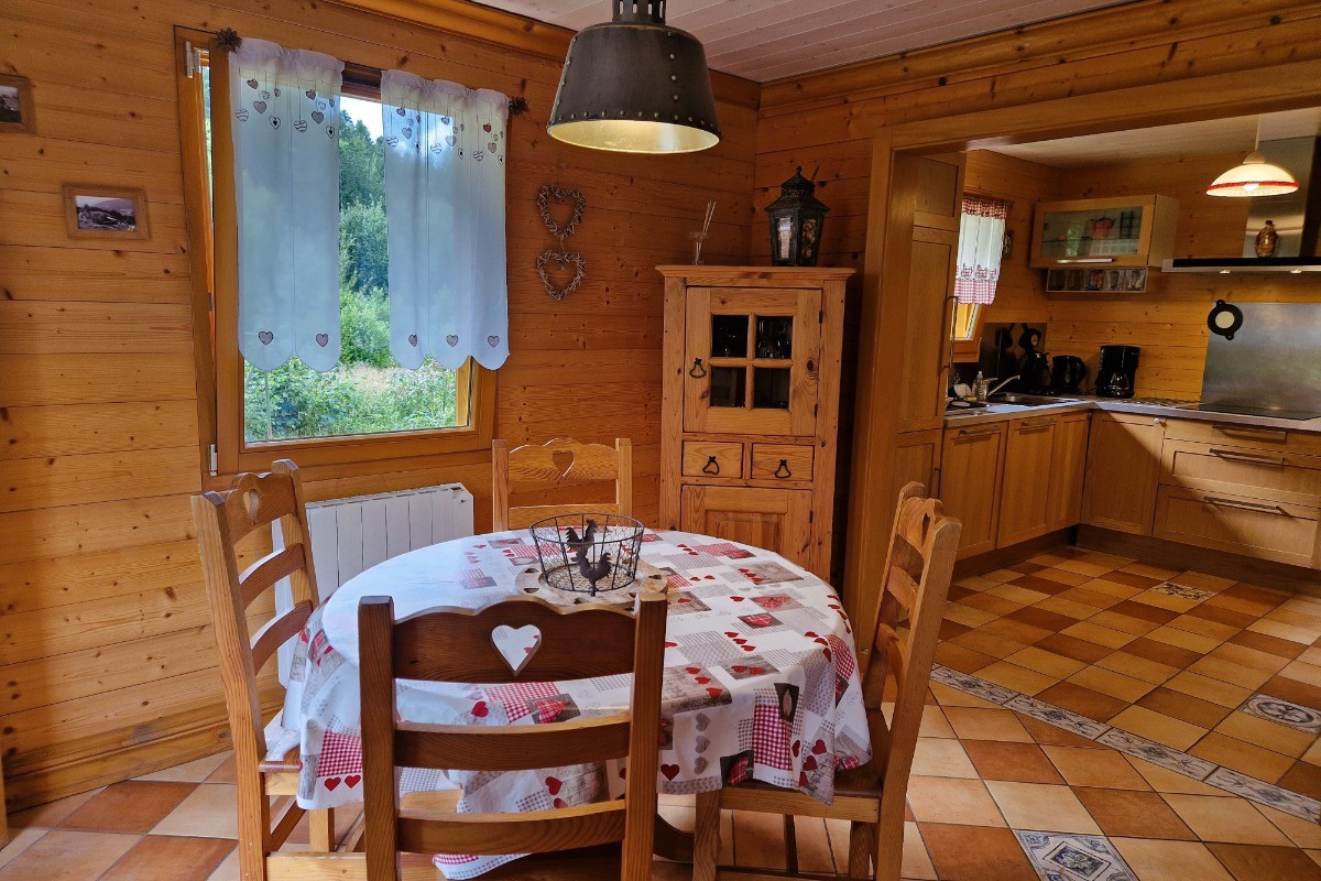 Pièce de vie avec une table ronde, ouverte sur le salon et la cuisine - Chalet Biazot, proche du Lac de Xonrupt-Longemer