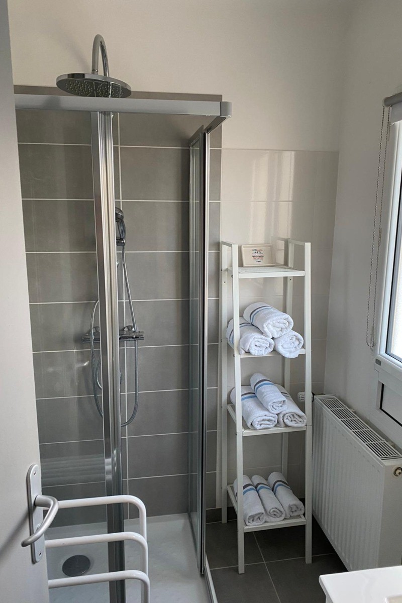Location Clévacances, MAISON 6 PERSONNES - PERROS-GUIREC - 1 km PLAGE - COTES D'ARMOR - BRETAGNE - salle de bain douche