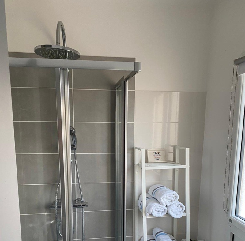 Location Clévacances, MAISON 6 PERSONNES - PERROS-GUIREC - 1 km PLAGE - COTES D'ARMOR - BRETAGNE - salle de bain douche