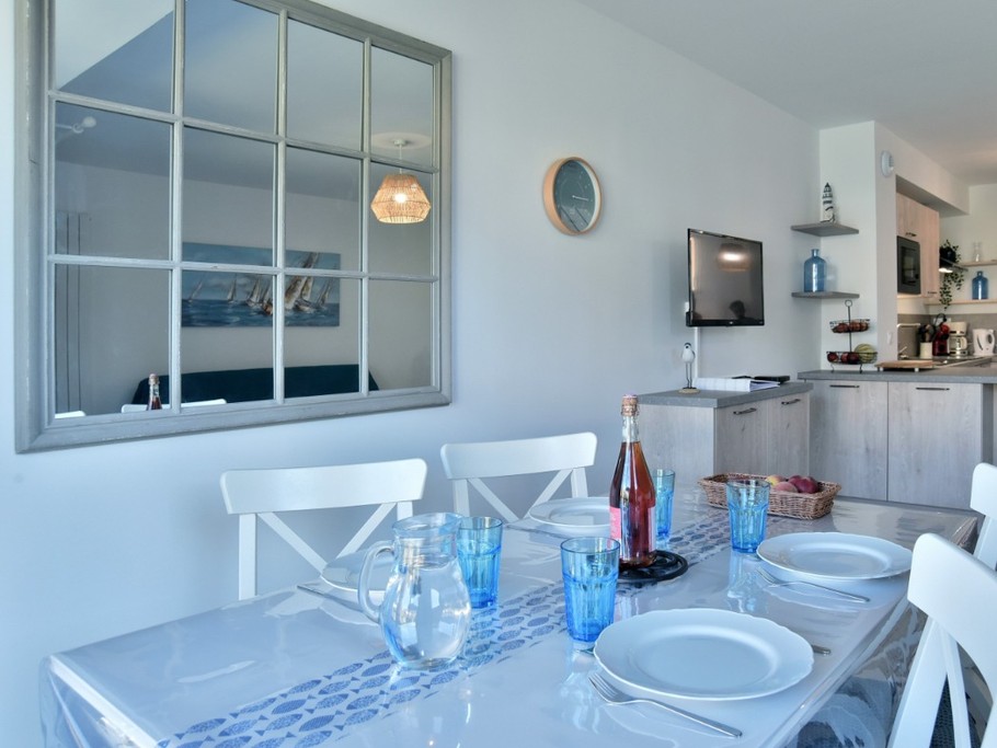 Pièce de vie lumineuse au RDC. Coin séjour et  cuisine toute équipée.