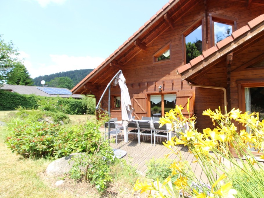 Grande terrasse plein sud, au calme. Chalet les 4 saisons