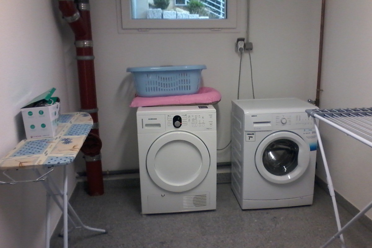 Buanderie privatif au sous sol lave linge sèche linge fer et table à repasser étendoir