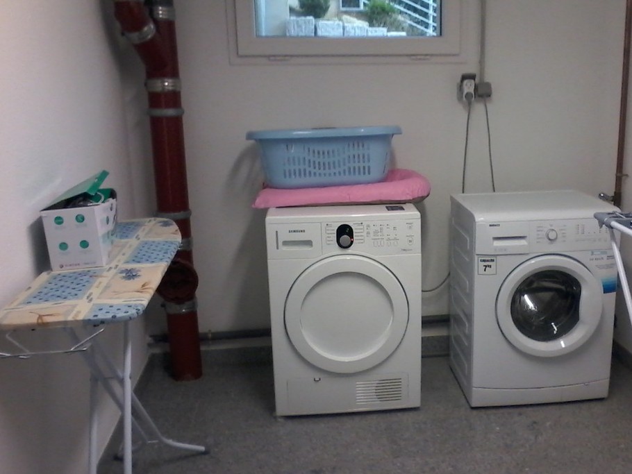 Buanderie privatif au sous sol lave linge sèche linge fer et table à repasser étendoir