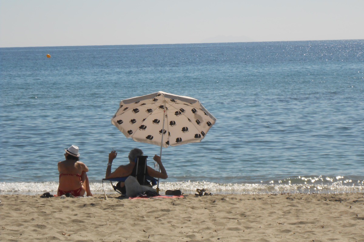 Moments de détente sur la plage de la résidence.