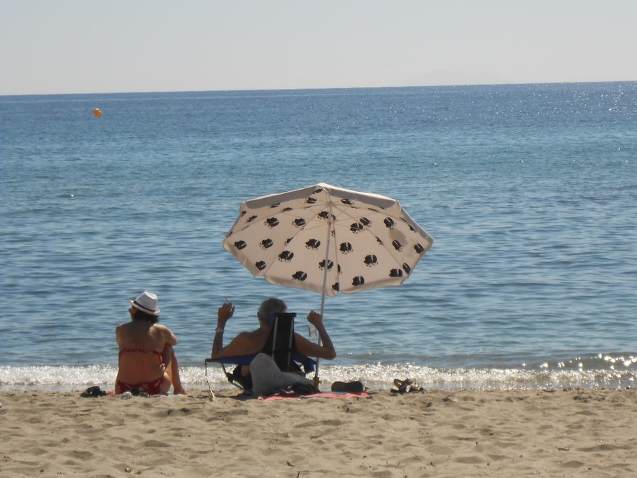 Moments de détente sur la plage de la résidence.