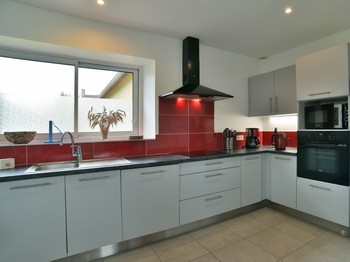 Grande pièce de vie avec coin séjour, coin salon et coin cuisine.
Grande cuisine ouverte, aménagée et toute équipée.