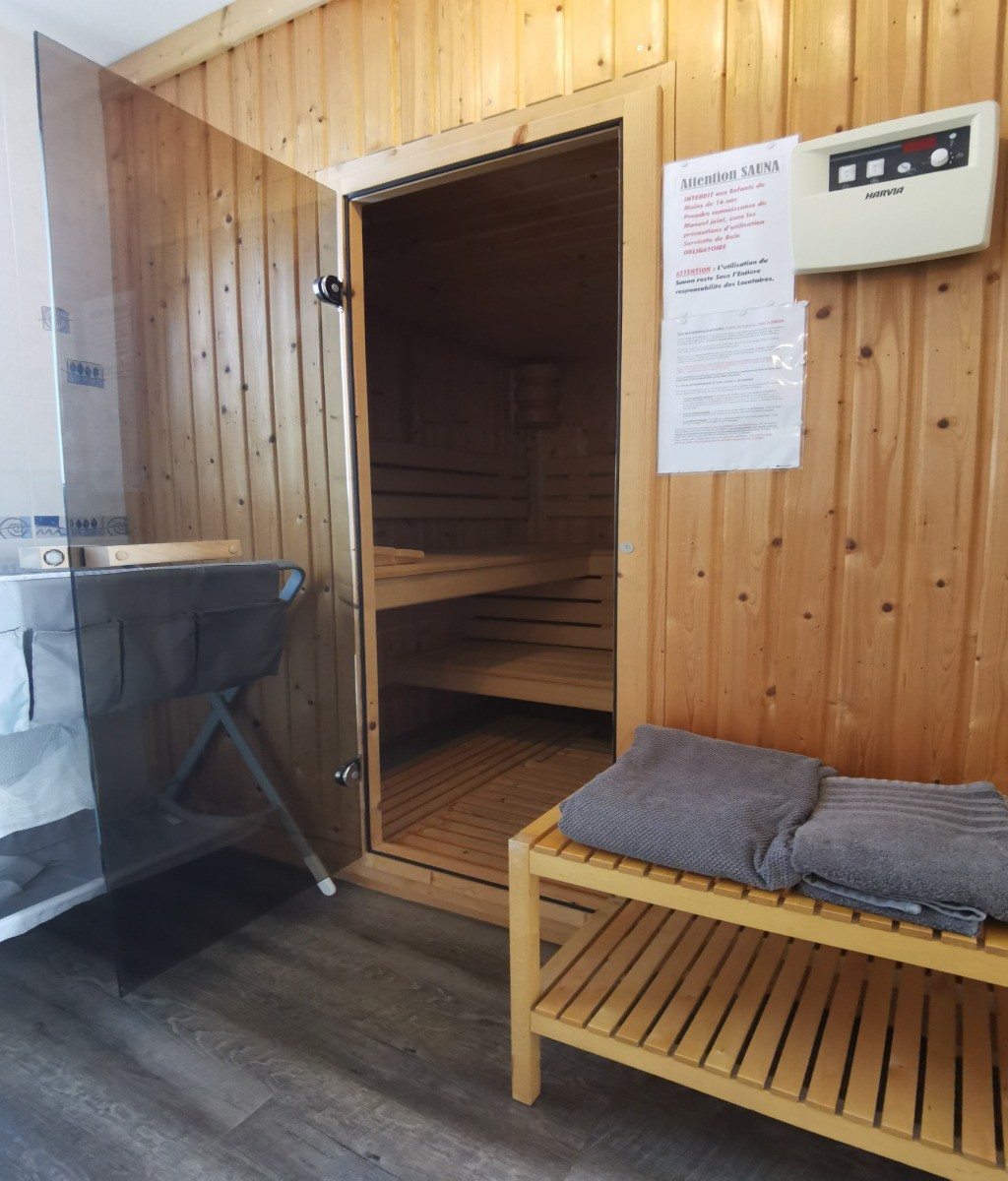 sauna 3/4 places dans la salle d'eau privative à la chambre 1