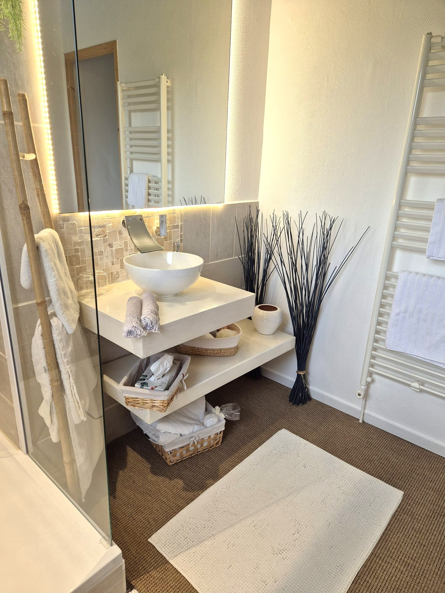 Salle d'eau - Chambre d’hôtes de charme avec piscine, terrasse et vue sur les prairies