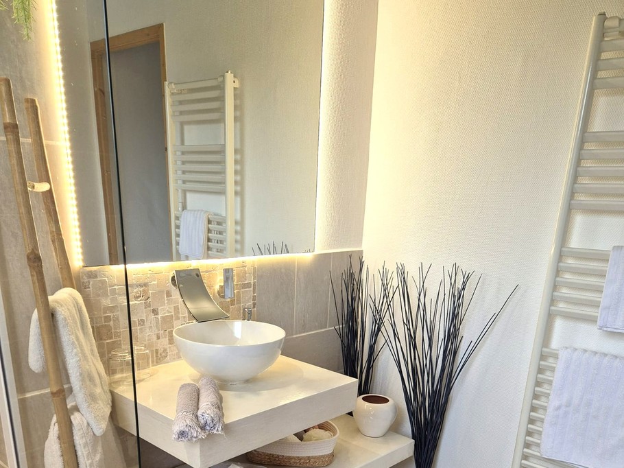 Salle d'eau - Chambre d’hôtes de charme avec piscine, terrasse et vue sur les prairies