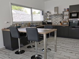 Cuisine entièrement équipée avec espace bar