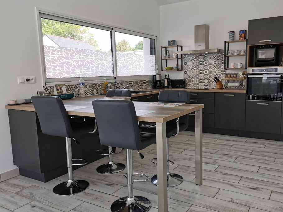 Cuisine entièrement équipée avec espace bar