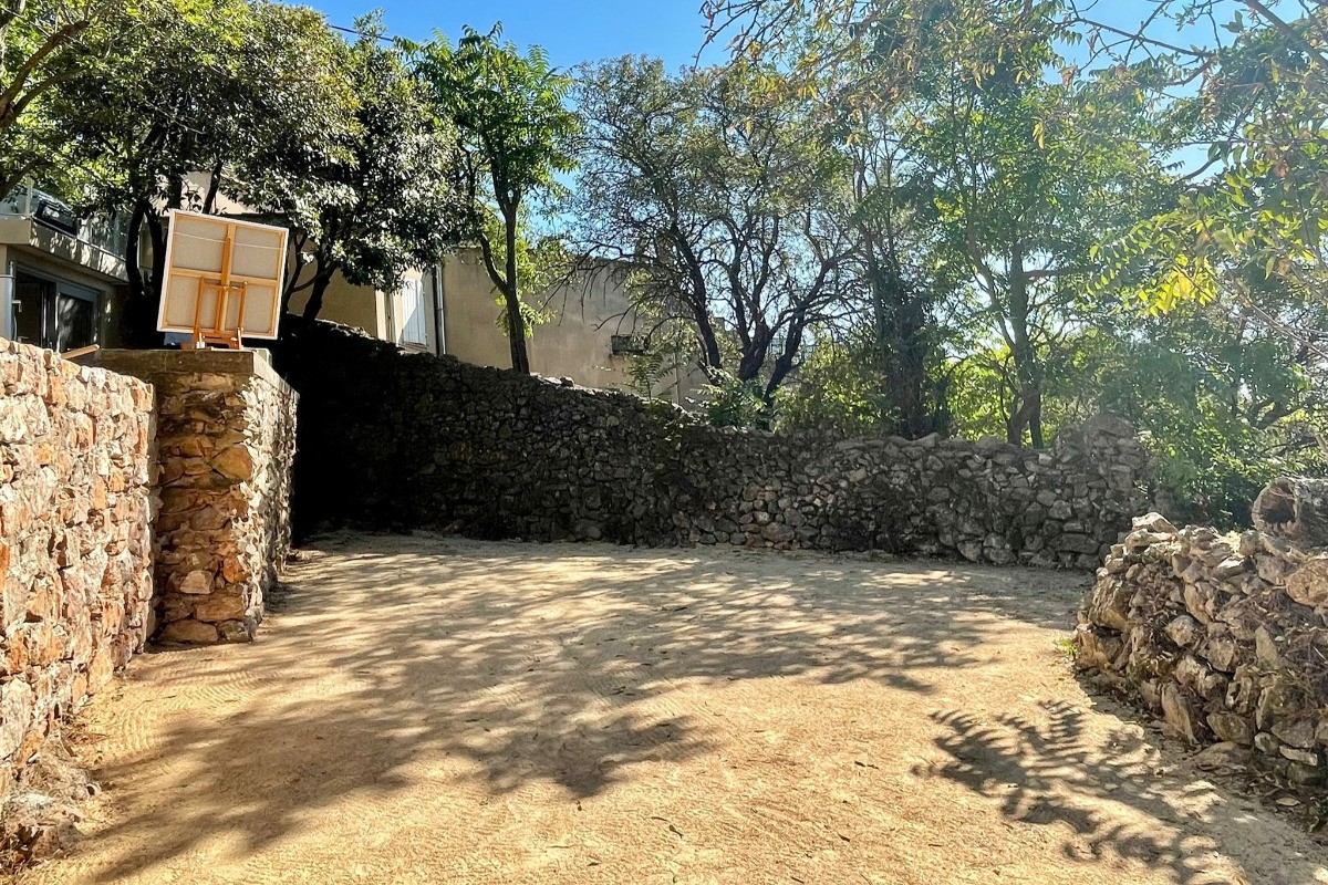 Terrain de pétanque ombragé